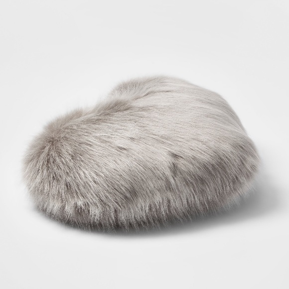 Large faux fur heart throw pillow - Picture 6 of 6